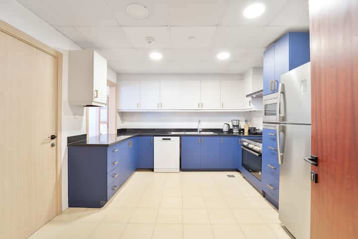 Full kitchen, Elegant & Spacious 3-bedroom in JBR