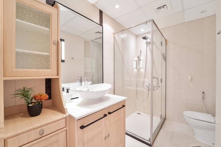 Full bathroom 1, Elegant & Spacious 3-bedroom in JBR