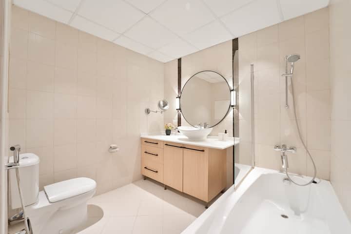 Full bathroom 2, Elegant & Spacious 3-bedroom in JBR