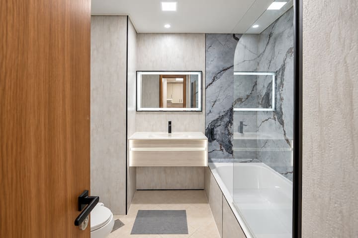 Full bathroom, Bright and Cozy | Studio in Motor City